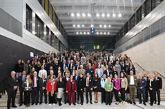 Förder*innen, Stipendiat*innen und Vertreter*innen der Hochschule auf einem Gruppenbild im Atrium der Hochschule Düsseldorf